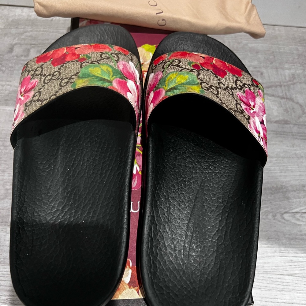❌❌ SOLD ❌❌ GG Bloom Slides SOLD